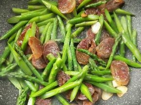 加少许清水，少许盐和鸡精调味，翻炒均匀。