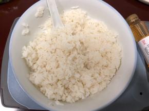 米饭煮好，冷却至30度左右，加上适量寿司醋搅拌均匀。(醋和米饭的比例为1：10或者1：5)