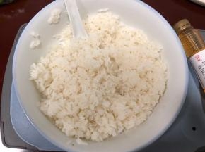 米饭煮好，冷却至30度左右，加上适量寿司醋搅拌均匀。(醋和米饭的比例为1：10或者1：5)