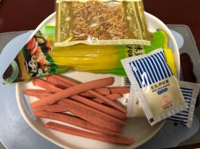 准备米饭里面的材料：寿司萝卜，火腿肠，牛蒡丝，肉松，沙拉酱……