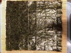 铺上竹帘，上面摆一张海苔。