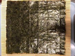 铺上竹帘，上面摆一张海苔。