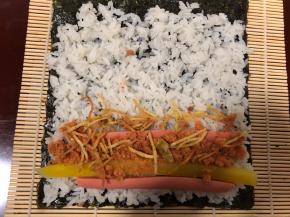 在一头整齐地码上准备好的材料，摆得紧凑一些。