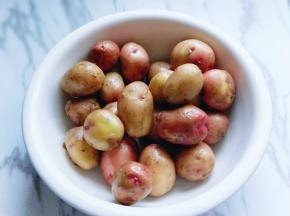 首选将小土豆用清水洗干净，可以多洗几遍，我没有把小土豆削皮，可以根据个人喜欢来，不喜欢的可以将土豆皮消掉。