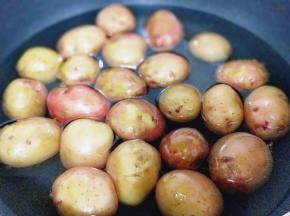 2 洗干净的土豆放入锅中，加入清水，再加入食用盐。（水量没过土豆为佳）