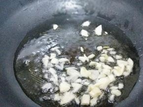 起油锅加入切好的蒜炒香。