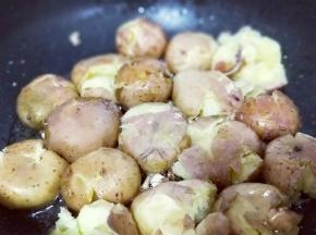 加入煮熟的小土豆，中小火煎至小土豆微黄。