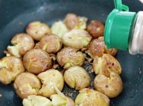 再加入椒盐粉，孜然粉，轻轻的翻炒2分钟至均匀，最后加入熟白芝麻即可关火。