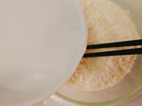 面粉加水，建议边倒边拌，这样比较好控制