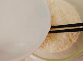 面粉加水，建议边倒边拌，这样比较好控制