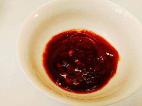 取一个小碗倒入番茄酱，甜辣酱