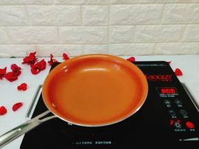 取一口陶瓷平底锅