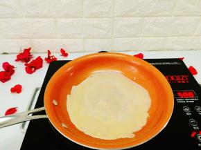 平底锅加热，倒入面糊用刮刀刮成均匀薄饼，没有也可以用铲子，