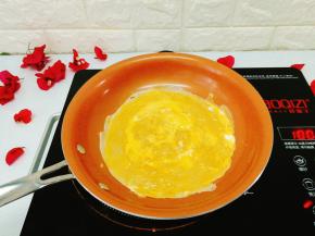 鸡蛋打碎浇上去，也要刮开哦