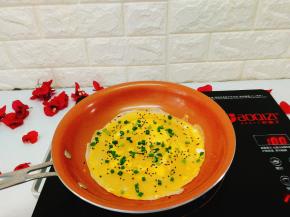 等鸡蛋快要凝结撒上葱花，芝麻