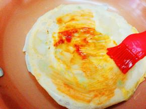 均匀的刷上番茄甜辣酱