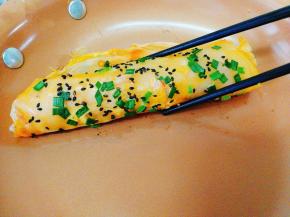 借助筷子将蛋饼卷起即可