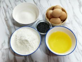 准备食材，并称重。(我用的草鸡蛋，比较小，如果你用洋鸡蛋的话，那么4只蛋就够了)