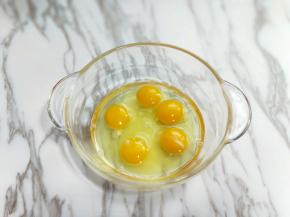 首先将鸡蛋用冷水冲洗干净，之后再敲碗里。