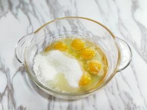 再加入白砂糖，用手动打蛋器，打至均匀使白砂糖融化。(糖的量可以根据个人喜欢增减)