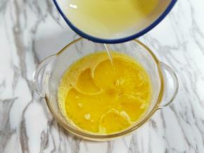 再加入玉米油。(如果使用黄油也可以，但是一定要将黄油隔水融化，冷后再用)