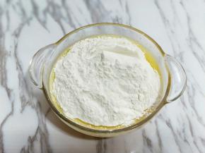 用细筛将面粉筛入蛋液中，手动打蛋器打均匀，且无干粉。(面粉一定要过细筛)