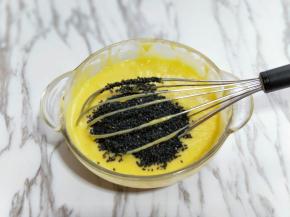 加入熟黑芝麻。(也可以不加，白芝麻也可以。)