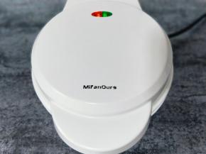 这时将#华夫饼机器#连接电源预热2分钟。