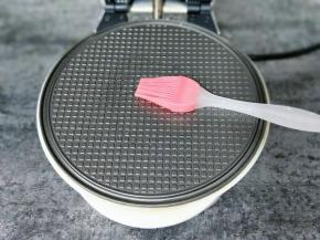 再将华夫饼机器的烤盘上刷少许玉米油。