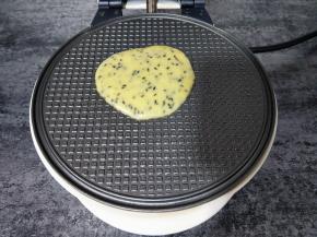 再盛入一小勺调好的面糊快速倒入烤盘中，(千万不要盛太多面糊，不然面糊经过加热会溢出)