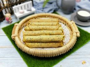 取出后，可以借助一根筷子将其卷起，卷好后把筷子抽出来即可。从华夫饼机器取出蛋卷皮后要立即卷起来，因为蛋卷一旦凉后，就很脆，而且容易碎，所以取出后一定要尽快速度卷起来。