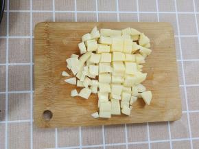 土豆洗净去皮切成小块