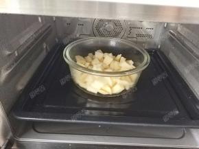 土豆块放入蒸箱中蒸二十分钟