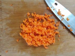 胡萝卜去皮切成细小的粒