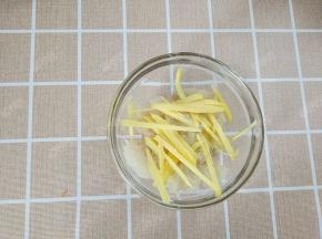 放入姜丝腌制十分钟