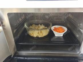 胡萝卜粒也放入蒸箱蒸五分钟