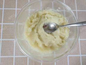 土豆用勺子压成泥