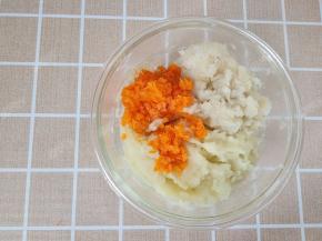 加入胡萝卜粒和鳕鱼末