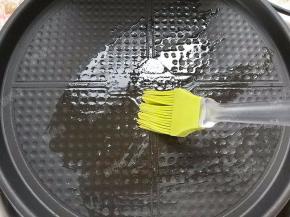 电饼铛刷少许油预热
