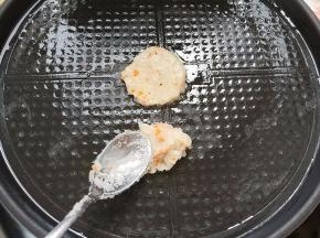 挖一勺土豆泥放入电饼铛，压成饼状，勺子蘸一点水就不会粘了