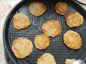 定型后翻面，烙至两面金黄即可