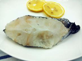 先来准备鳕鱼一块，柠檬两片，待会摆盘用，也可以省略这个，
