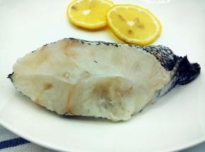 先来准备鳕鱼一块，柠檬两片，待会摆盘用，也可以省略这个，