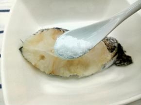 鳕鱼加适量的细盐（最好是用手捏一点点细盐，一点点撒上去，味道会更加均匀）鳕鱼鱼肉细腻，用细盐会融化的更好，