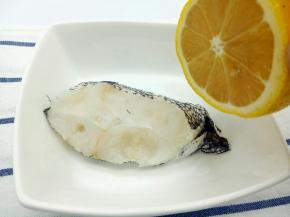 鳕鱼滴一点柠檬汁(柠檬汁是万能的调味料。能够去除腥味及食物本身的异味，包括肉类中的腥味、海鲜腥味、蛋腥味、洋菇中的涩味及洋葱的味道等等)腌制大约15分钟，