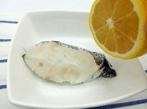 鳕鱼滴一点柠檬汁(柠檬汁是万能的调味料。能够去除腥味及食物本身的异味，包括肉类中的腥味、海鲜腥味、蛋腥味、洋菇中的涩味及洋葱的味道等等)腌制大约15分钟，