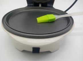 华夫机换上平底烤盘，预热3分钟，刷少许油，