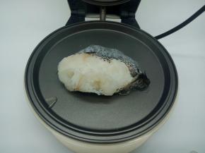 华夫机烤盘放鳕鱼慢慢煎至，