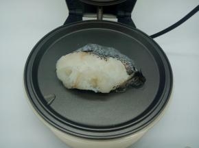 华夫机烤盘放鳕鱼慢慢煎至，