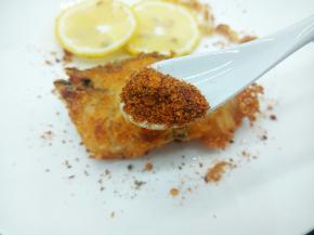 煎好的鳕鱼撒一点点椒盐，还可以放一点点的辣椒粉（不喜欢吃辣的也可以不放）